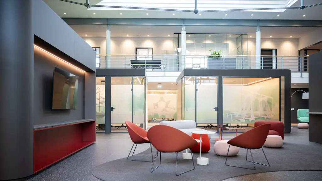 Beraterraum der Sparkasse Papenburg mit bedruckter Glasdekorfolie als Sichtschutz