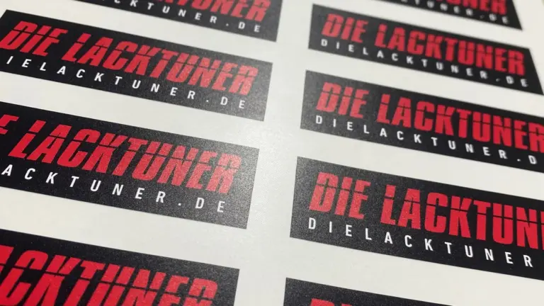 Aufkleberserie im Konturschnitt, rote Schrift auf schwarzem Grund