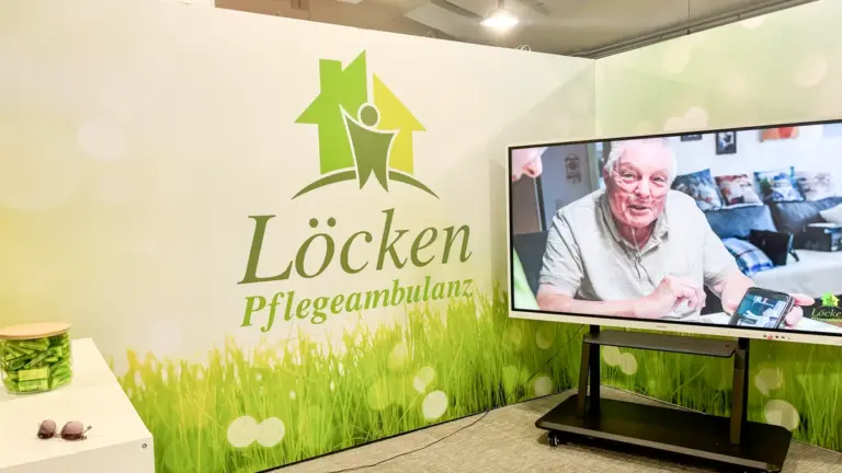 Über Eck geführte bedruckte Wandfläche mit Logo eines Pflegedienstes