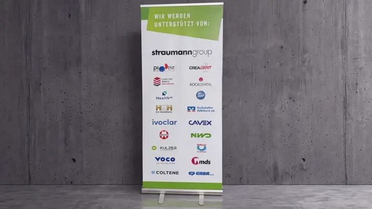 RollUp mit den Logos der Unterstützer einer Veranstaltung