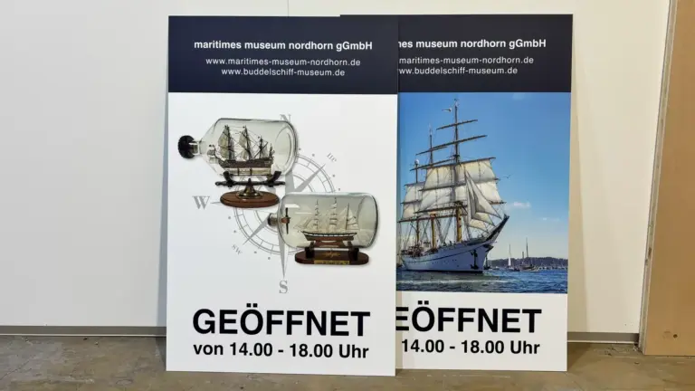 Zwei bedruckte Hinweisschilder aus Alu-Verbund mit Öffnungszeiten