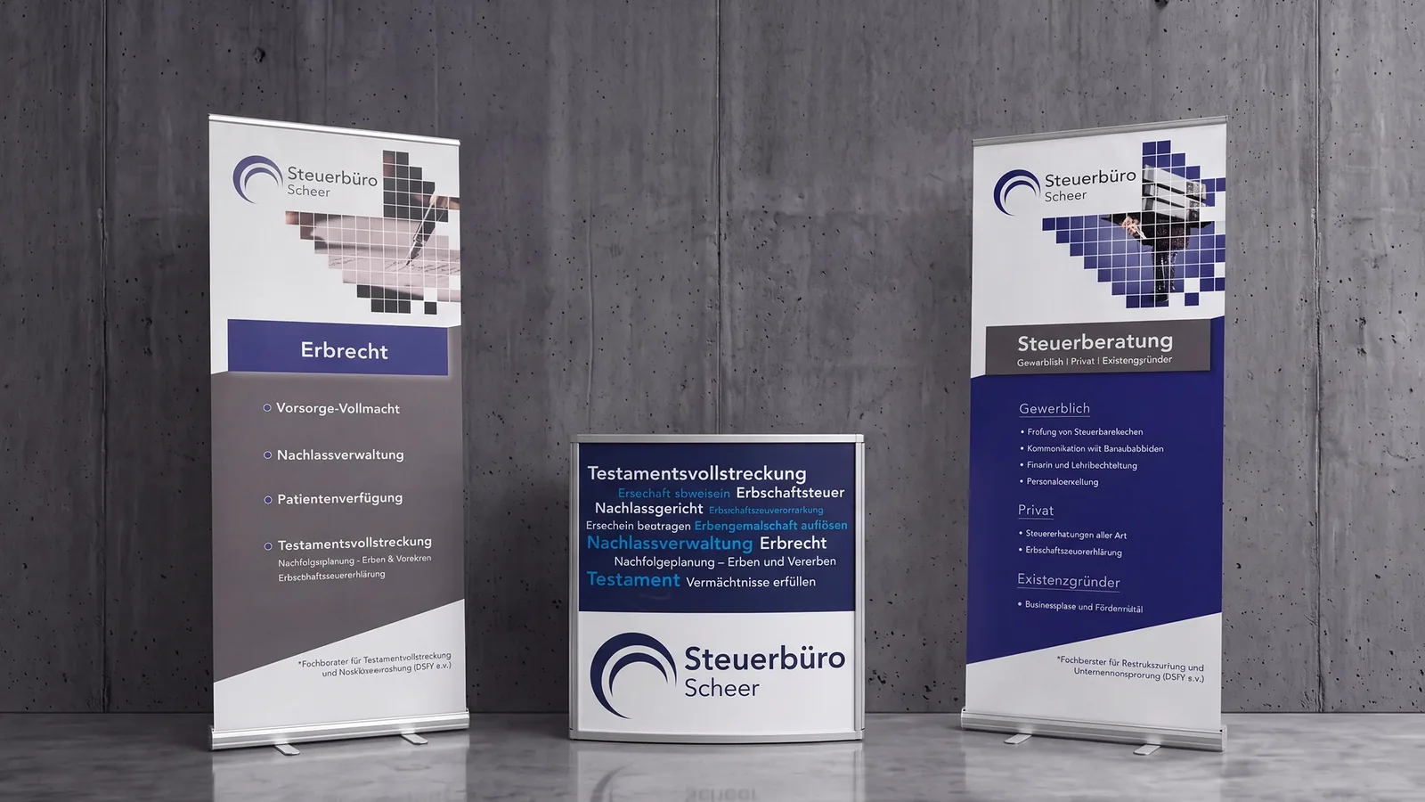 Zwei RollUp-Displays und eine Messetheke eines Steuerbüros