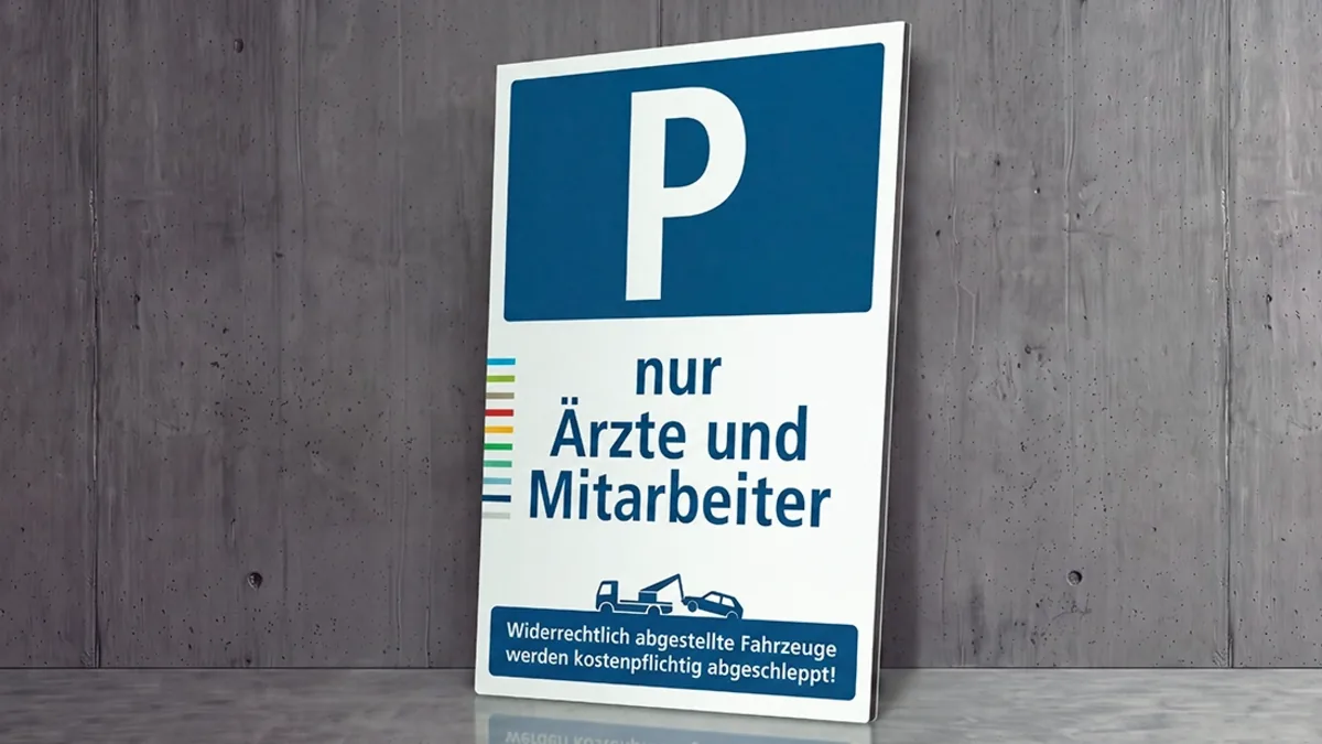 Parkplatzschild aus Alu-Verbund mit der Aufschrift „P – nur Ärzte und Mitarbeiter“