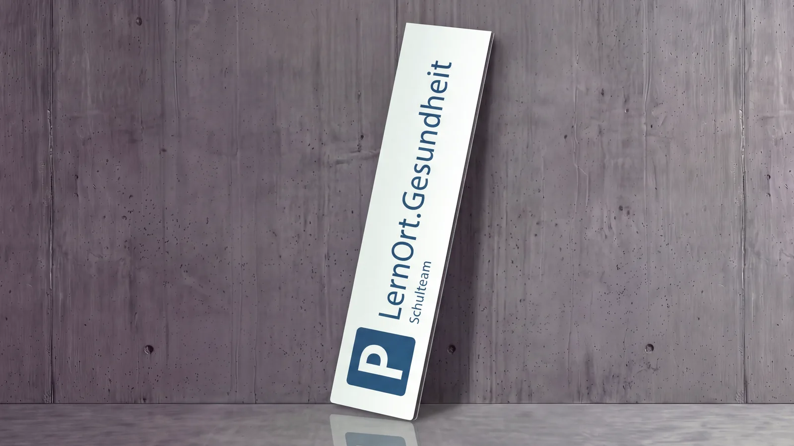 Beschriftetes Hinweisschild aus Alu-Verbund, an eine Betonwand gelehnt