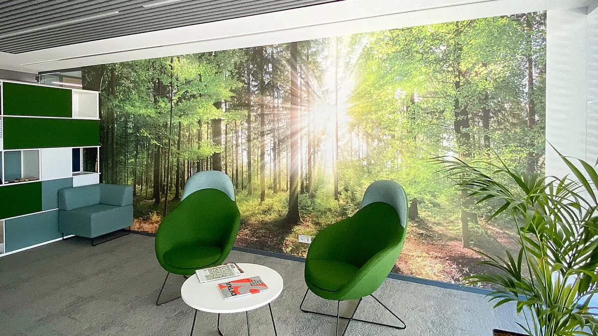 Loungebereich mit bedruckter Vliestapete, Waldmotiv über die gesamte Wand