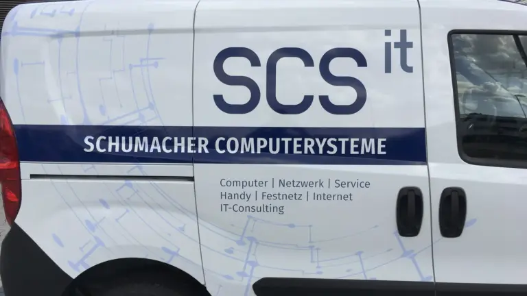 Weißer Kastenwagen mit durchgehendem blauem Grafikmotiv und Schriftzug auf der Seitenwand