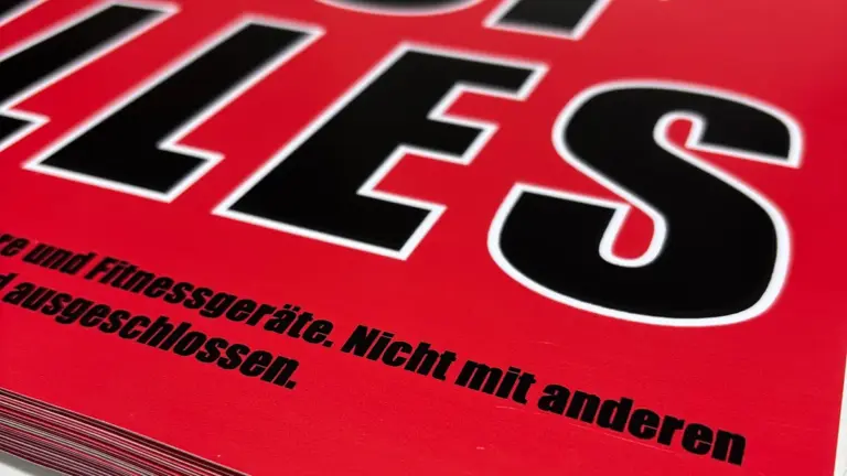 Stapel frisch gedruckter roter Plakate von der Seite fotografiert