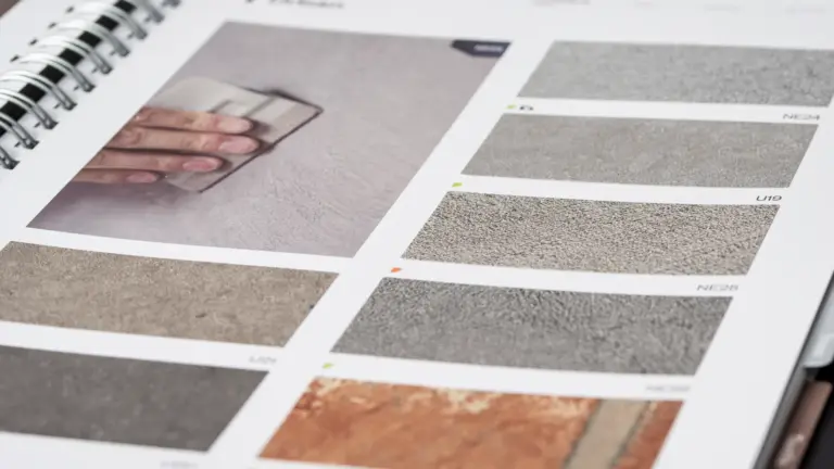 Musterkatalog mit Beton- und Steindekoren in Grau und Terrakotta
