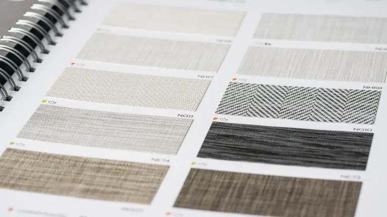 Musterkatalog mit Dekoren in Leinen- und Gewebeoptik von Weiß bis Schwarz
