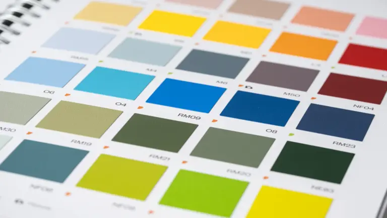 Musterkatalog mit Unifarben in Gelb, Orange, Rot, Blau und Grün