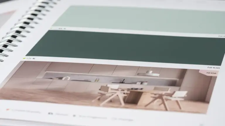 Musterkatalog mit Unifarben in Mint und Dunkelgrün