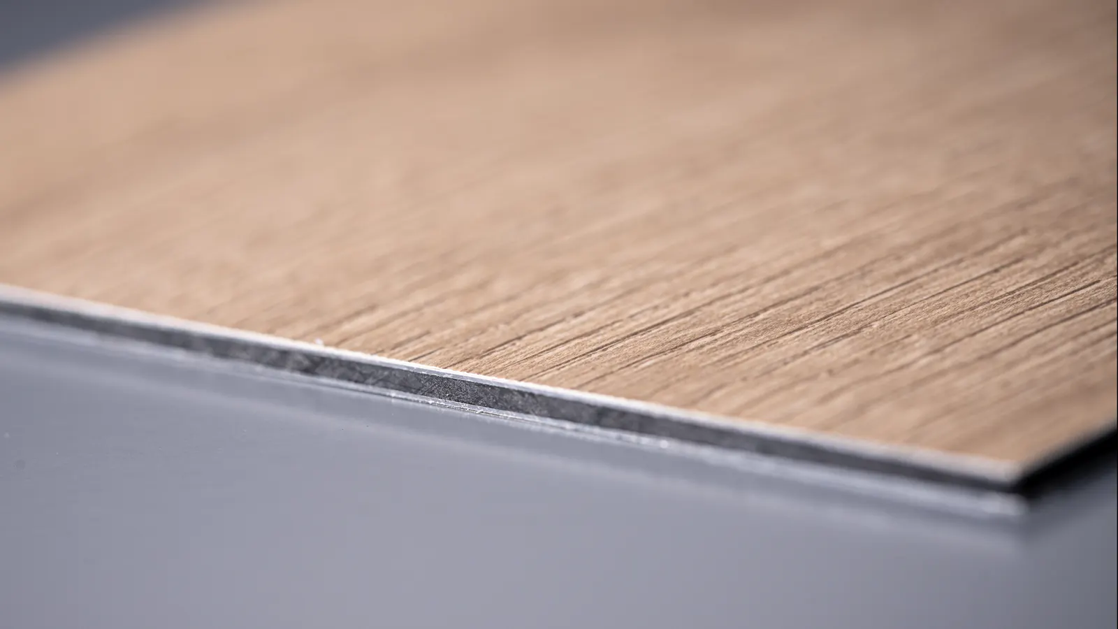 Kante einer Rückwandplatte im Anschnitt: Holzdekorfolie auf 3 mm Alu-Verbund