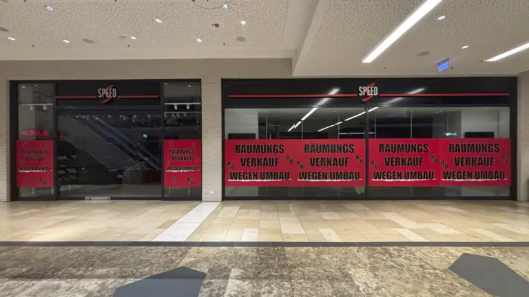 Ladenfront mit roter Aktionsbeschriftung über die gesamte Fensterfront