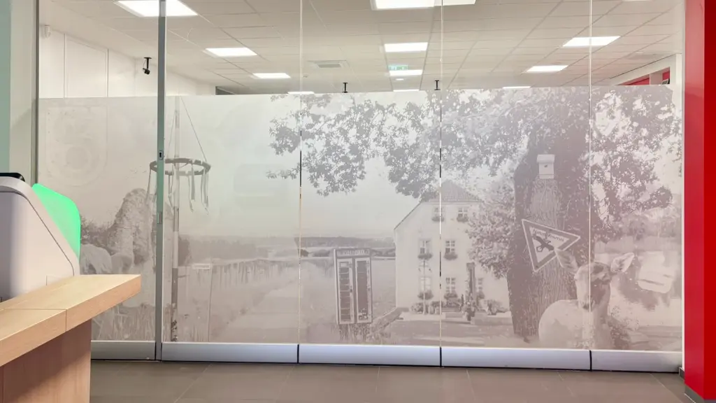 Glasfront mit Sichtschutzfolie, großformatiges Fotomotiv einer Ortsansicht
