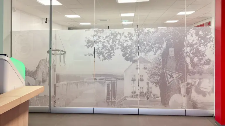 Glasfront mit Sichtschutzfolie, großformatiges Fotomotiv einer Ortsansicht