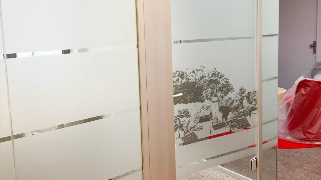 Glaswand mit Sichtschutzfolie aus Fotomotiv und Streifenbändern