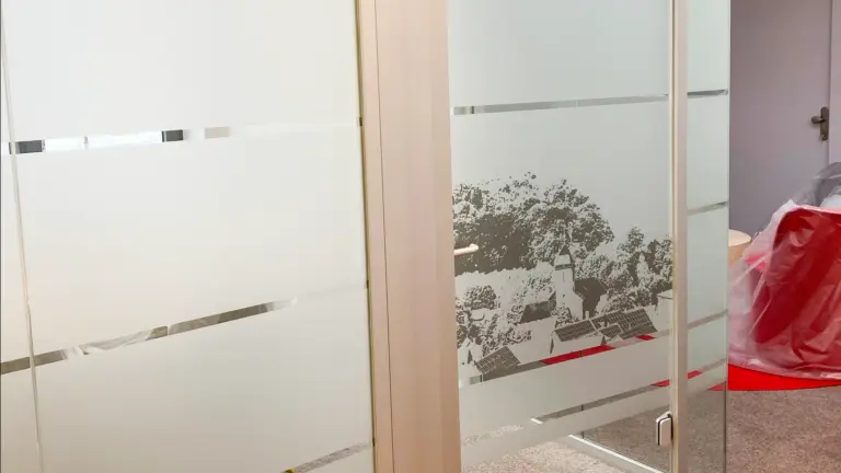 Glaswand mit Sichtschutzfolie aus Fotomotiv und Streifenbändern