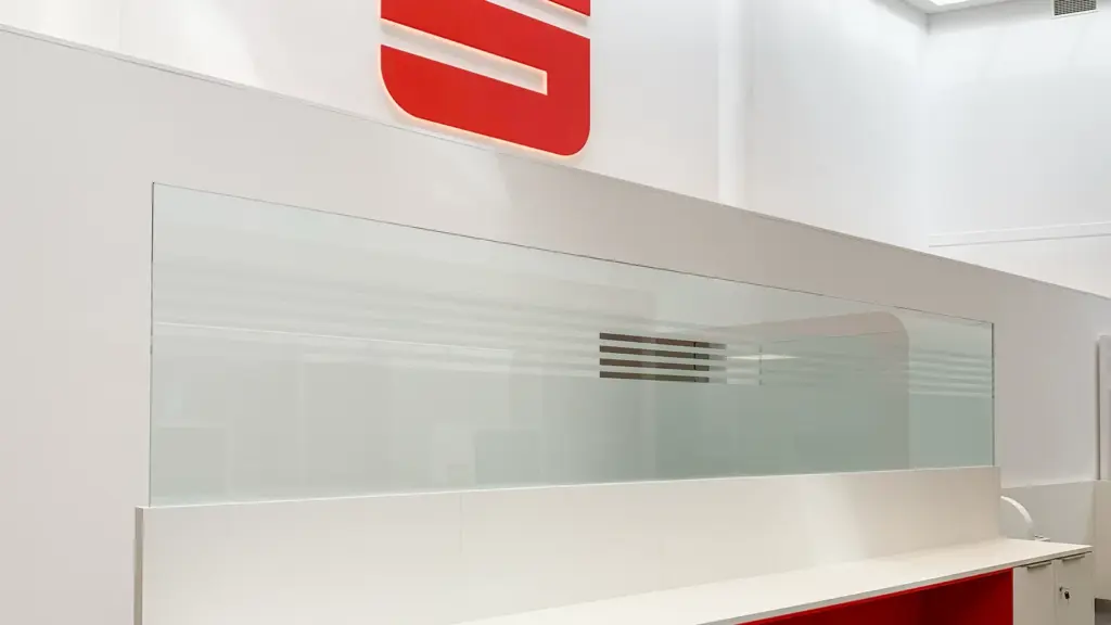 Glasbrüstung mit Sichtschutzfolie und schmalem Streifenblock