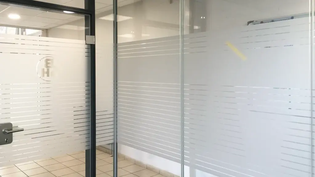 Glastrennwände mit Sichtschutzfolie in feinem Strichraster
