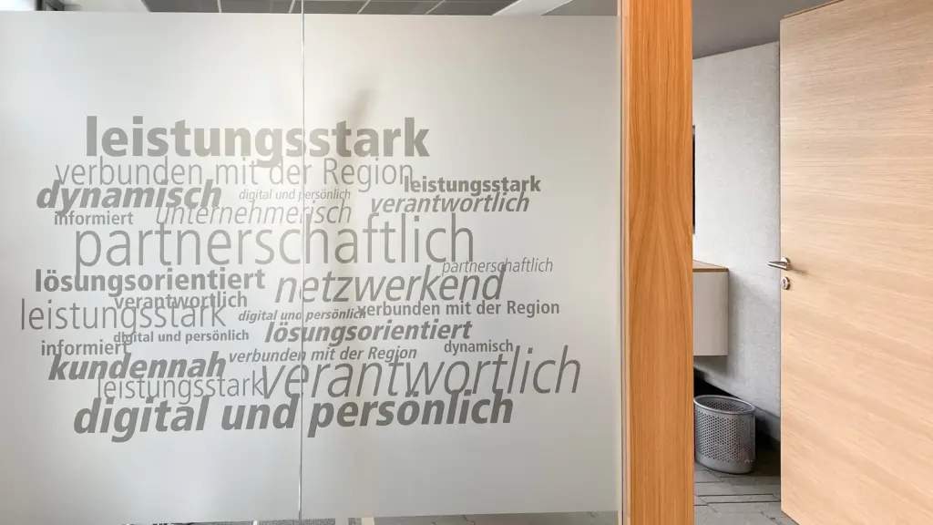 Glaswand mit Sichtschutzfolie als Wortbild aus gesetzten Begriffen