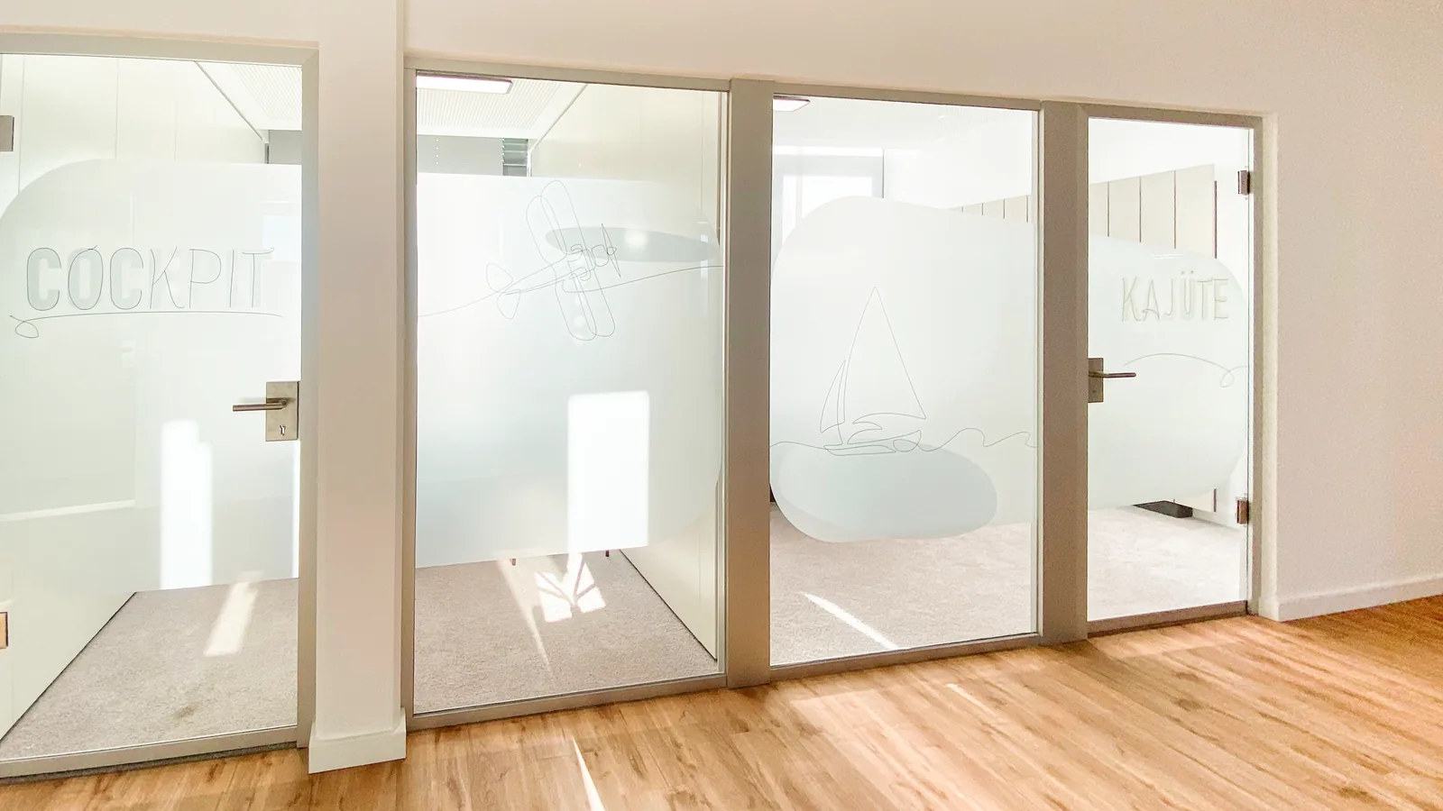 Zwei Besprechungsräume hinter Glas, Dekorfolie mit Raumnamen und Liniengrafiken