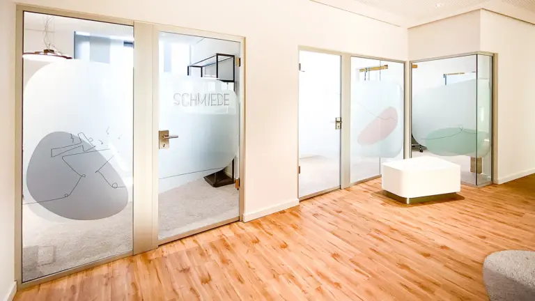 Flur mit folierten Glastüren, jede Fläche mit eigenem Motiv