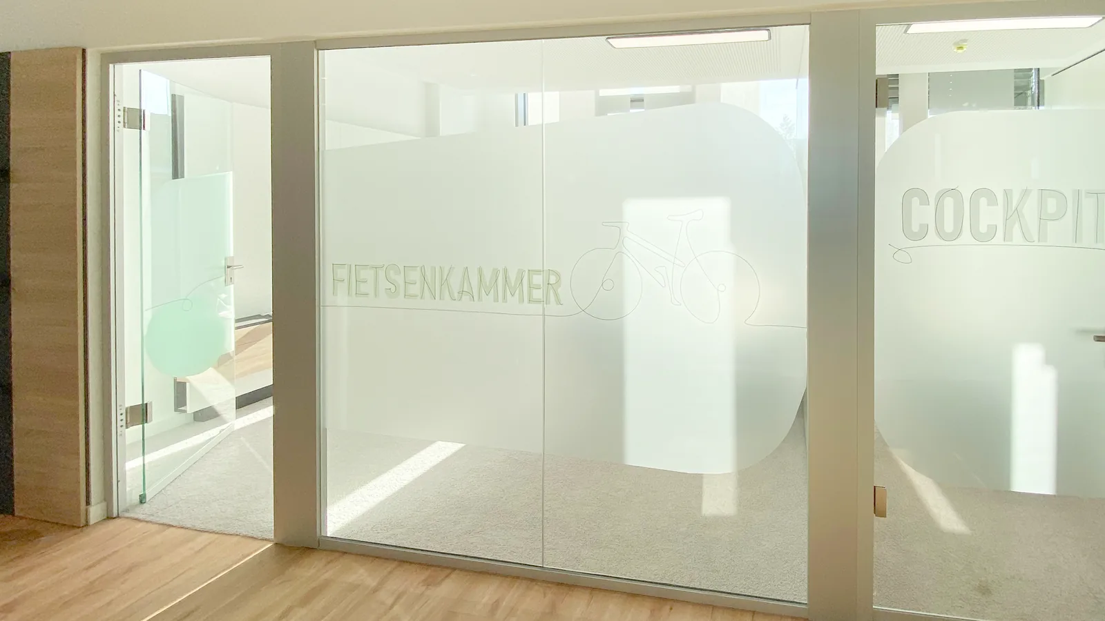 Glaswand mit Sichtschutzfolie, Raumname Fietsenkammer und Fahrrad als Liniengrafik