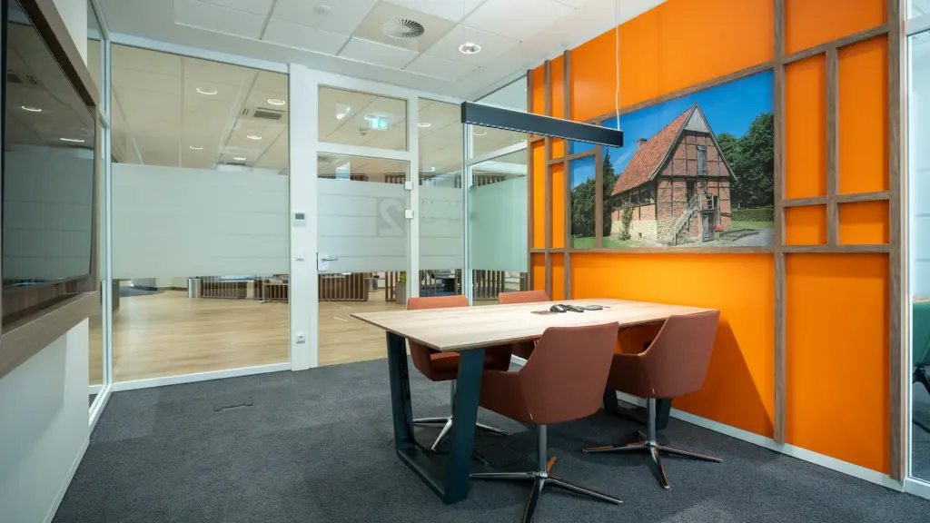 Besprechungsraum der Volksbank Ochtrup mit Sichtschutzfolie in Streifenoptik und Fototapete